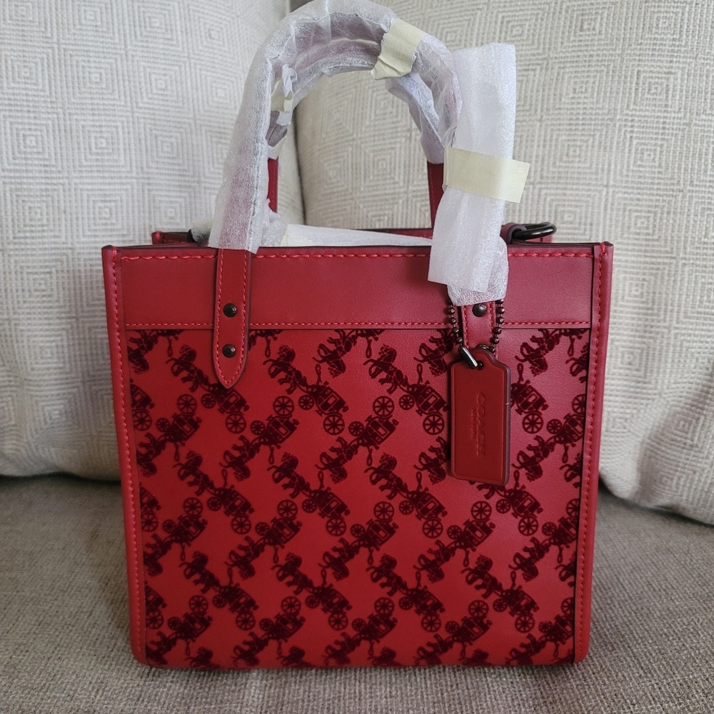 Coach Field Tote 22 with Horse and Carriage